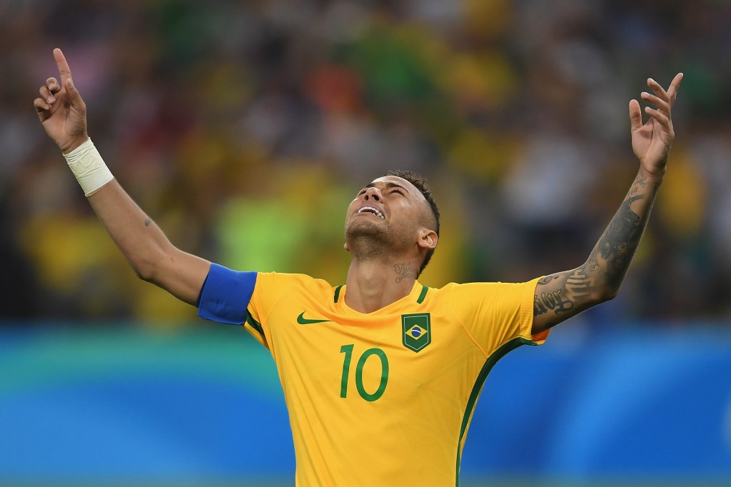 RIO DE JANEIRO, BRAZIL - AUGUST 20: Neymar of Brazil celebrates scoring the winning penalty in the penalty shoot out during the Men's Football Final between Brazil and Germany at the Maracana Stadium on August 20, 2016 in Rio de Janeiro, Brazil. (Photo by Laurence Griffiths/Getty Images)