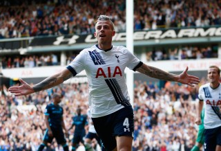 LONDON, ENGLAND - SEPTEMBER 26: Toby Alderweireld of Tottenham Hotspur celebrates scoring his team's second goal during the Barclays Premier League match between Tottenham Hotspur and Manchester City at White Hart Lane on September 26, 2015 in London, United Kingdom. (Photo by Julian Finney/Getty Images)