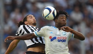 MARSEILLE, FRANCE - AUGUST 01: Michy Batshuayi (R) of Olympique de Marseille goes up with Martin Caceres of Juventus FC during the preseason friendly match between Olympique de Marseille and Juventus FC at Stade Velodrome on August 1, 2015 in Marseille, France. (Photo by Valerio Pennicino/Getty Images)