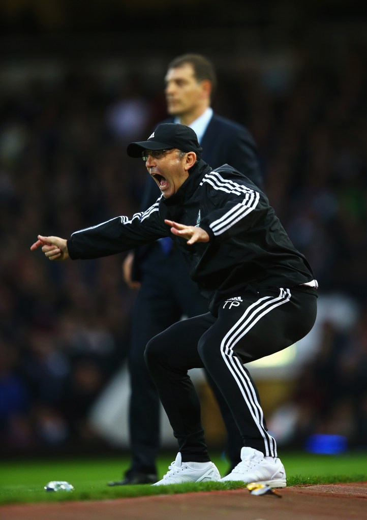 LONDON, ENGLAND - NOVEMBER 29: Tony Pulis manager of West Bromwich Albion reacts as Slaven Bilic manager of West Ham United looks on during the Barclays Premier League match between West Ham United and West Bromwich Albion at Boleyn Ground on November 29, 2015 in London, England. (Photo by Richard Heathcote/Getty Images)