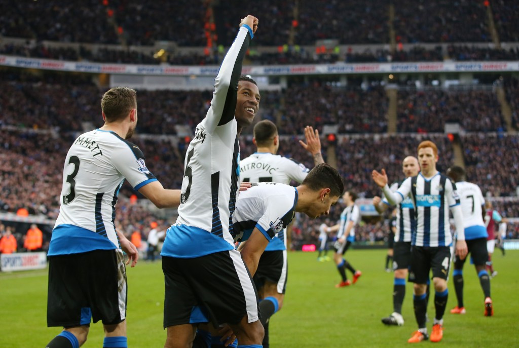 NEWCASTLE UPON TYNE, ENGLAND - JANUARY 16: Georginio Wijnaldum of Newcastle United celebrates scoring his team's second goal with his team mates during the Barclays Premier League match between Newcastle United and West Ham United at St. James' Park on January 16, 2016 in Newcastle, England. (Photo by Ian MacNicol/Getty Images)