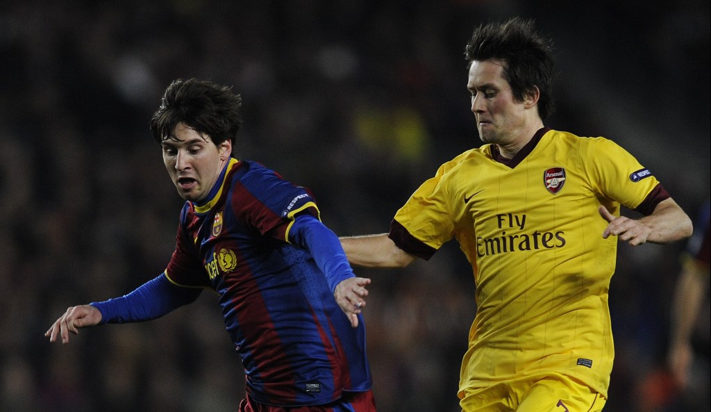 BARCELONA, SPAIN - MARCH 08: Lionel Messi of FC Barcelona (L) duels for the ball against Tomas Rosicky of Arsenal during the UEFA Champions League round of 16 second leg match between Barcelona and Arsenal at the Camp Nou stadium on March 8, 2011 in Barcelona, Spain. Barcelona won 3-1. (Photo by David Ramos/Getty Images)