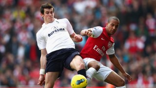 LONDON, ENGLAND - FEBRUARY 26: Gareth Bale of Tottenham Hotspur is challenged by Theo Walcott of Arsenal during the Barclays Premier League match between Arsenal and Tottenham Hotspur at Emirates Stadium on February 26, 2012 in London, England. (Photo by Clive Mason/Getty Images)