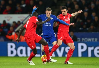 LEICESTER, ENGLAND - FEBRUARY 02: Jamie Vardy (C) of Leicester City controls the ball against Dejan Lovren (R) and Mamadou Sakho (L) of Liverpool during the Barclays Premier League match between Leicester City and Liverpool at The King Power Stadium on February 2, 2016 in Leicester, England. (Photo by Matthew Lewis/Getty Images)