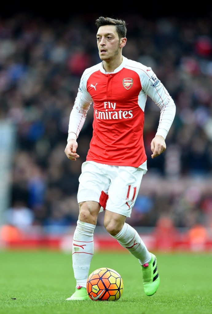 LONDON, ENGLAND - FEBRUARY 14: Mesut Ozil of Arsenal in action during the Barclays Premier League match between Arsenal and Leicester City at the Emirates Stadium February 14, 2016 in London, England. (Photo by Ross Kinnaird/Getty Images)