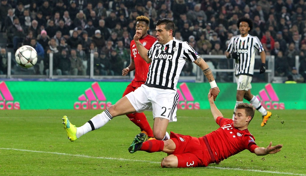 TURIN, ITALY - FEBRUARY 23: Stefano Sturaro (C) of Juventus FC scores his goal during the UEFA Champions League Round of 16 first leg match between Juventus and FC Bayern Muenchen at Juventus Arena on February 23, 2016 in Turin, Italy. (Photo by Marco Luzzani/Getty Images)