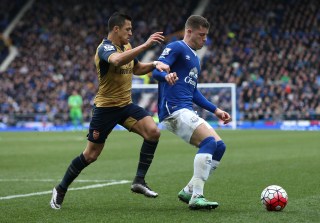 LIVERPOOL, ENGLAND - MARCH 19: Ross Barkley of Everton and Alexis Sanchez of Arsenal compete for the ball during the Barclays Premier League match between Everton and Arsenal at Goodison Park on March 19, 2016 in Liverpool, England. (Photo by Chris Brunskill/Getty Images)