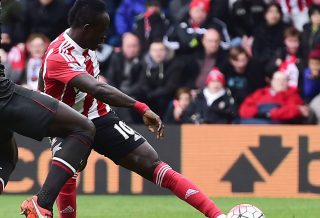 SOUTHAMPTON, ENGLAND - MARCH 20:  Sadio Mane of Southampton shoots past Mamadou Sakho of Liverpool to score their first goal during the Barclays Premier League match between Southampton and Liverpool at St Mary's Stadium on March 20, 2016 in Southampton, United Kingdom.  (Photo by Alex Broadway/Getty Images)