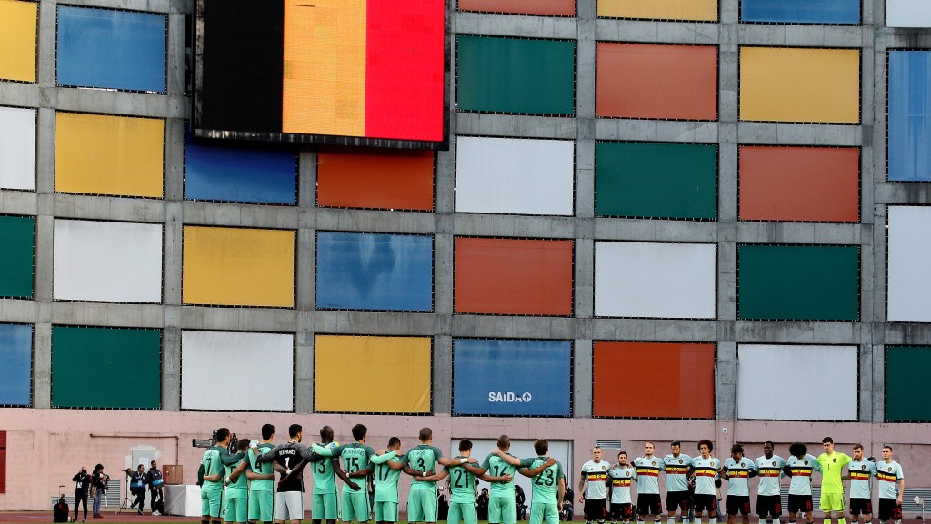 LEIRIA, PORTUGAL - MARCH 29: Both team take one minute of silence in memorial of the Bruxelles victims during the match between Portugal and BelgiumFriendly International at Estadio Municipal de Leiria on March 29, 2016 in Lisbon, Portugal. (Photo by Carlos Rodrigues/Getty Images)