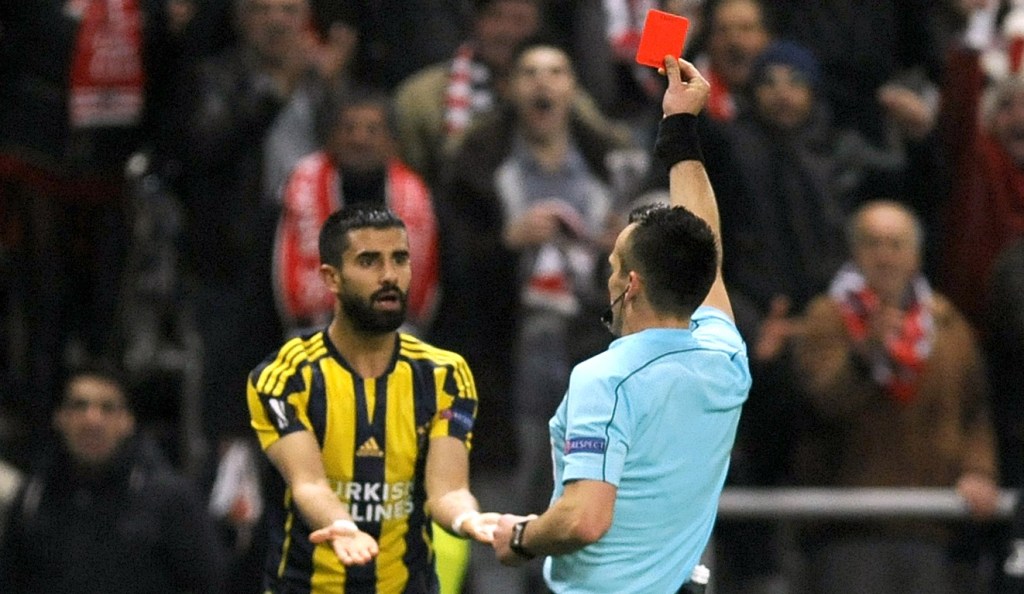Fenerbahces Alper Potuk, left, is shown a red card by referee Ivan Bebek during the Europa League Round of 16, Second leg soccer match between SC Braga and Fenerbahce at the Municipal stadium in Braga, Portugal, Thursday, March 17, 2016.(AP Photo/Paulo Duarte)