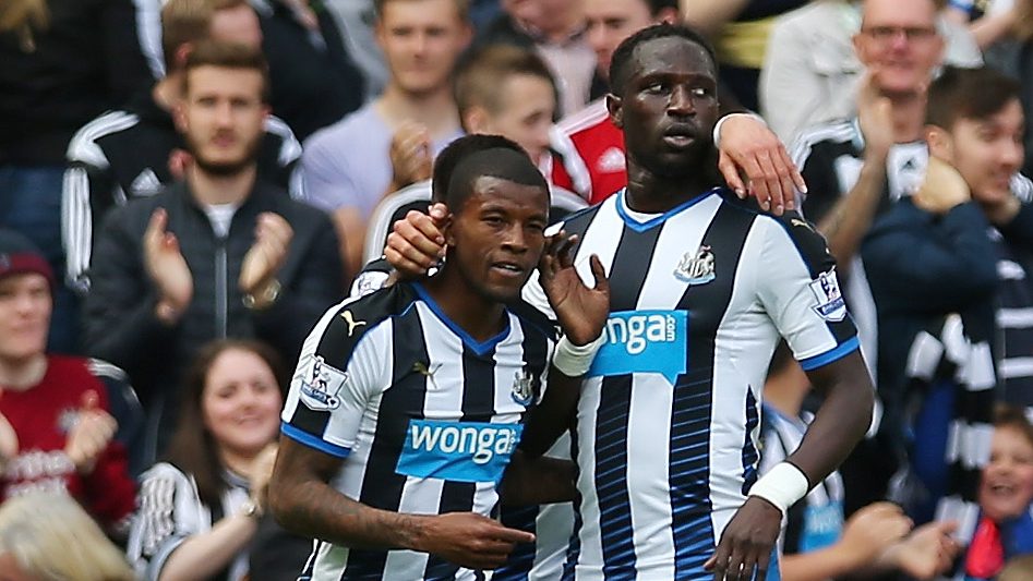 NEWCASTLE UPON TYNE, ENGLAND - MAY 15: Georginio Wijnaldum (L) of Newcastle United celebrates scoring his team's first goal with his team mate Moussa Sissoko (R) during the Barclays Premier League match between Newcastle United and Tottenham Hotspur at St James' Park on May 15, 2016 in Newcastle, England. (Photo by Ian MacNicol/Getty Images)
