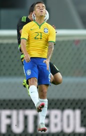 SAO PAULO, BRAZIL- JUNE 07: Phillipe Coutinho #21 of Brazil competes for the ball during the International Friendly Match between Brazil and Mexico at Allianz Parque on June 7, 2015 in Sao Paulo, Brazil. (Photo by Buda Mendes/Getty Images)