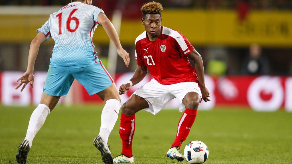 VIENNA, AUSTRIA - MARCH 29: Ozan Tufan of Turkey (L) competes for the ball with David Alaba of Austria during the international friendly match between Austria and Turkey at Ernst-Happel-Stadium on March 29, 2016 in Vienna, Austria. (Photo by Christian Hofer/Getty Images)