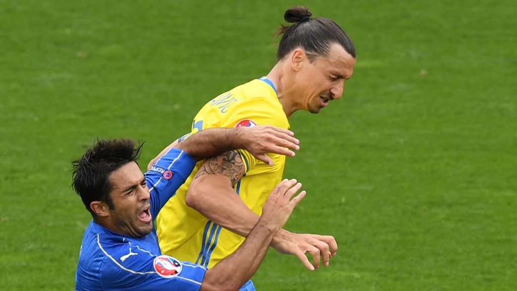 TOULOUSE, FRANCE - JUNE 17:  Zlatan Ibrahimovic of Sweden holds off Eder of Italy during the UEFA EURO 2016 Group E match between Italy and Sweden at Stadium Municipal on June 17, 2016 in Toulouse, France.  (Photo by Dennis Grombkowski/Getty Images)
