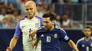 HOUSTON, TX - JUNE 21: Lionel Messi #10 of Argentina dribbles the ball against Michael Bradley #4 of United States in the first half during a 2016 Copa America Centenario Semifinal match at NRG Stadium on June 21, 2016 in Houston, Texas. (Photo by Scott Halleran/Getty Images)
