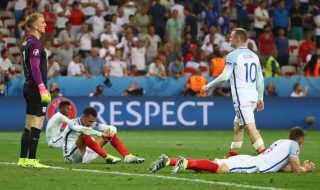 NICE, FRANCE - JUNE 27: Wayne Rooney of England (2nd R) walks toward Dele Alli (3rd L) to console after the UEFA EURO 2016 round of 16 match between England and Iceland at Allianz Riviera Stadium on June 27, 2016 in Nice, France. (Photo by Lars Baron/Getty Images)