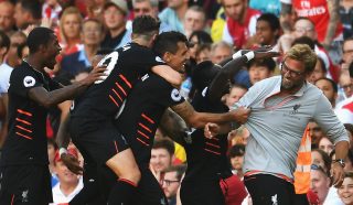 LONDON, ENGLAND - AUGUST 14: Sadio Mane of Liverpool and team mates celebrate his goal with Jurgen Klopp, Manager of Liverpool during the Premier League match between Arsenal and Liverpool at Emirates Stadium on August 14, 2016 in London, England. (Photo by Mike Hewitt/Getty Images)