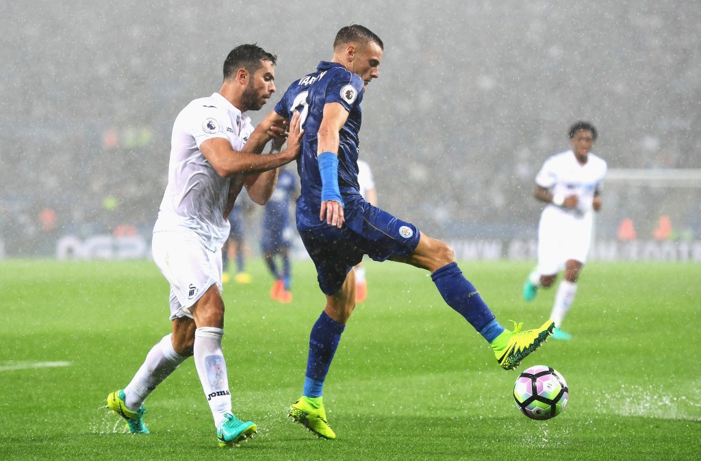LEICESTER, ENGLAND - AUGUST 27: Jamie Vardy of Leicester City holds off Jordi Amat of Swansea City during the Premier League match between Leicester City and Swansea City at The King Power Stadium on August 27, 2016 in Leicester, England. (Photo by Michael Regan/Getty Images)