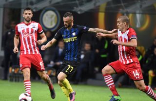 MILAN, ITALY - OCTOBER 20: (L-R) Marcelo Brozovic of FC Internazionale competes for the ball with Oriol Romeu of Southampton FC during the UEFA Europa League match between FC Internazionale Milano and Southampton FC at Giuseppe Meazza Stadium on October 20, 2016 in Milan, . (Photo by Pier Marco Tacca/Getty Images)