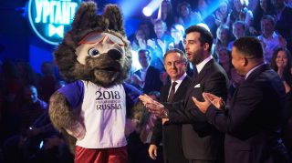 MOSCOW, RUSSIA - OCTOBER 21: (L-R) Wolf, the winer of FIFA 2018 World Cup Russia Official Mascot, Deputy Prime Minister of the Russian Federation Vitaly Mutko, TV host Ivan Urgant and Nazario Ronaldo attend at 'Vecherniy (Evening) Urgant' TV show on Channel 1 during at Ostankino on October 21, 2016 in Moscow, Russia. (Photo by Getty Images/Getty Images)