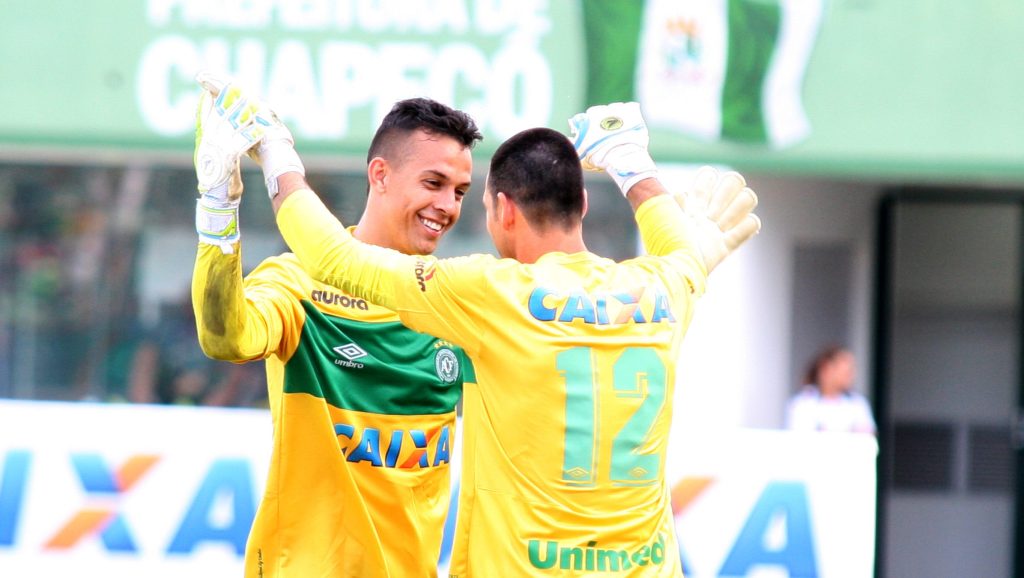 CHAPECO, BRAZIL - NOVEMBER 30: Goalkeepers #1 Danilo (L) and Nivaldo #12 of Chapecoense celbrate during a match between Chapecoense and Cruzeiro for the Brazilian Series A 2014 at Arena Conda Stadium on November 30, 2014 in Chapeco, Brazil. (Photo by Alan Pedro/Getty Images)