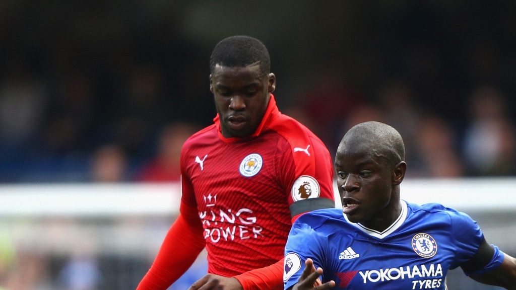 LONDON, ENGLAND - OCTOBER 15: Jeffrey Schlupp of Leicester City (L) and N'Golo Kante of Chelsea (R) battle for possession during the Premier League match between Chelsea and Leicester City at Stamford Bridge on October 15, 2016 in London, England. (Photo by Ian Walton/Getty Images)