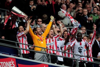 LONDON, ENGLAND - MARCH 28: Southampton captain Dean Hammond and goalkeeper Kelvin Davis lift the trophy after winning the Johnstone's Paint Trophy Final between Southampton and Carlisle United at Wembley Stadium on March 28, 2010 in London, England. (Photo by Shaun Botterill/Getty Images)