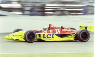28 MAY 1995: SCOTT GOODYEAR #24, WAS BLACK FLAGGED WHILE LEADING IN THE FINAL LAPS OF THE INDIANAPOLIS 500 AFTER HE PASSED THE PACE CAR. Mandatory Credit: Al Bello/ALLSPORT