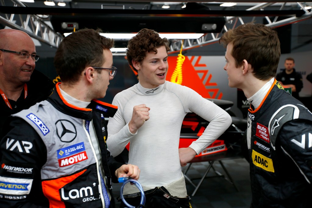 Newey (centre) talks to Van Amersfoort teammates Anthoine Hubert and Callum Ilott (© FIA F3)