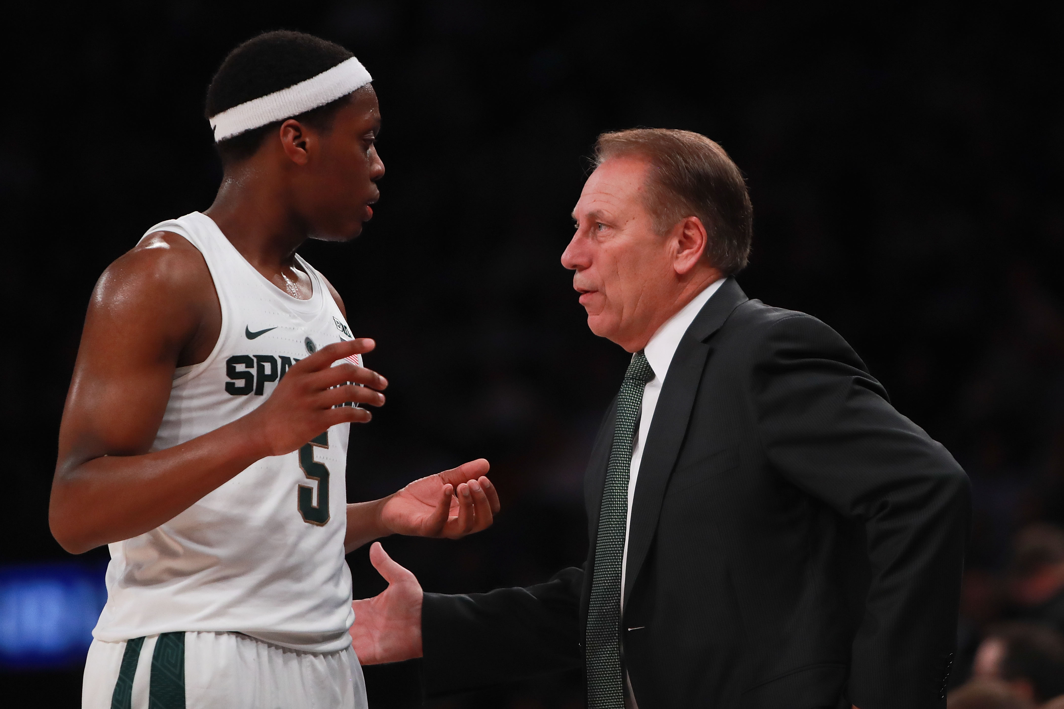 NEW YORK, NY - NOVEMBER 15: Head coach Tom Izzo of the Michigan State Spartans talks with Cassius Winston #5 in the second half during the State Farm Champions Classic at Madison Square Garden on November 15, 2016 in New York City. (Photo by Michael Reaves/Getty Images)